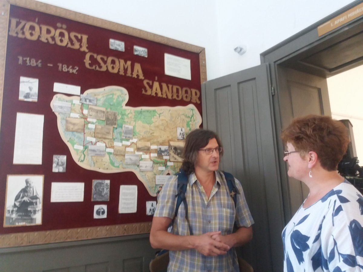 Szőcs Ildikó, a Bethlen Gábor Kollégium igazgatónője arra kérte Pengő Zoltánt, hogy ha visszatér, számoljon be kalandjáról az iskolában is •  Fotó: Pap Melinda