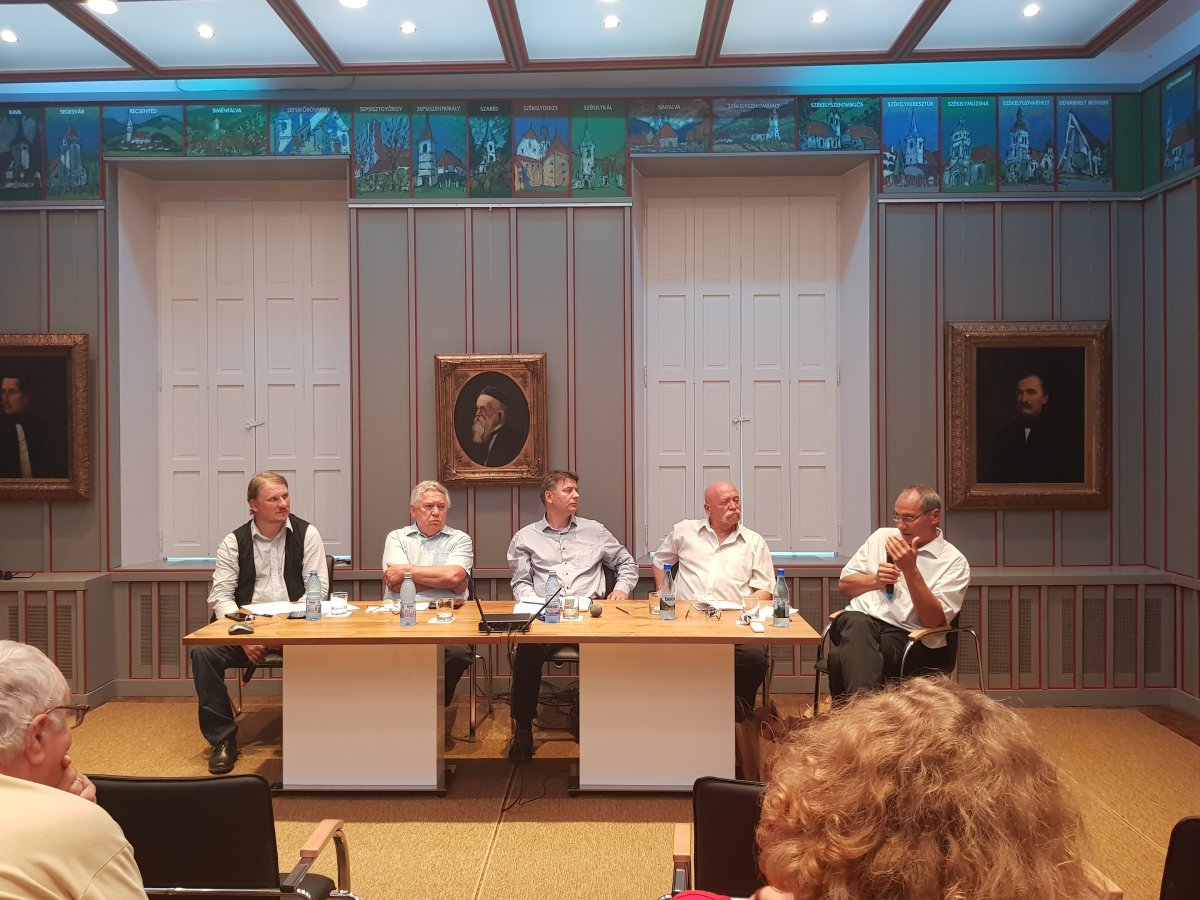 Farkas Emőd, Juhász Tamás, Nagy Mihály Zoltán, Molnár János és Kovács István a rendszerváltozás jubileuma kapcsán tartott kolozsvári beszélgetésen &bullet;  Fotó: Kiss Judit