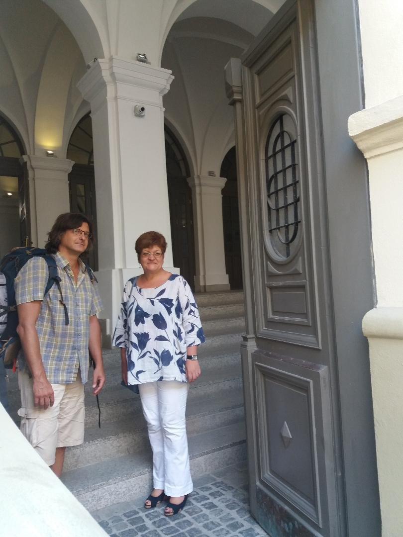 Szőcs Ildikó igazgatóval a kollégium kapujában •  Fotó: Pap Melinda