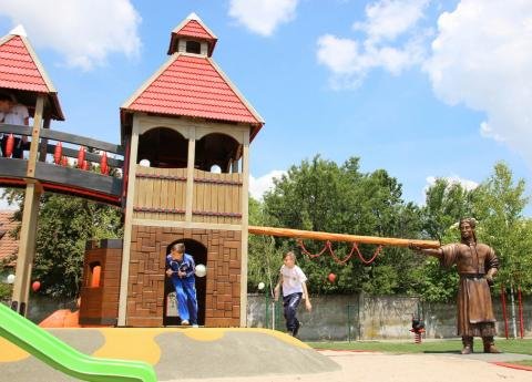 Toldi Miklós szobra a város meseparkjában •  Fotó: Szenkó Melinda