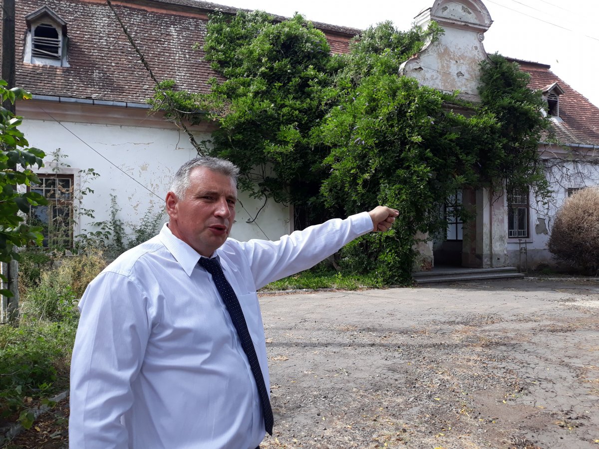 Visszanyerheti régi patináját. Szász János alpolgármester a szőkefalvi kastély előtt •  Fotó: Szucher Ervin