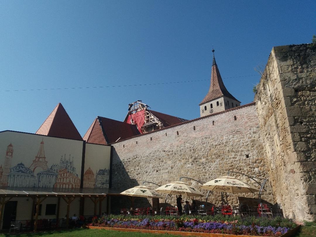 Turisztikai idill a nagyenyedi vártemplom tövében &bullet;  Fotó: Pap Melinda