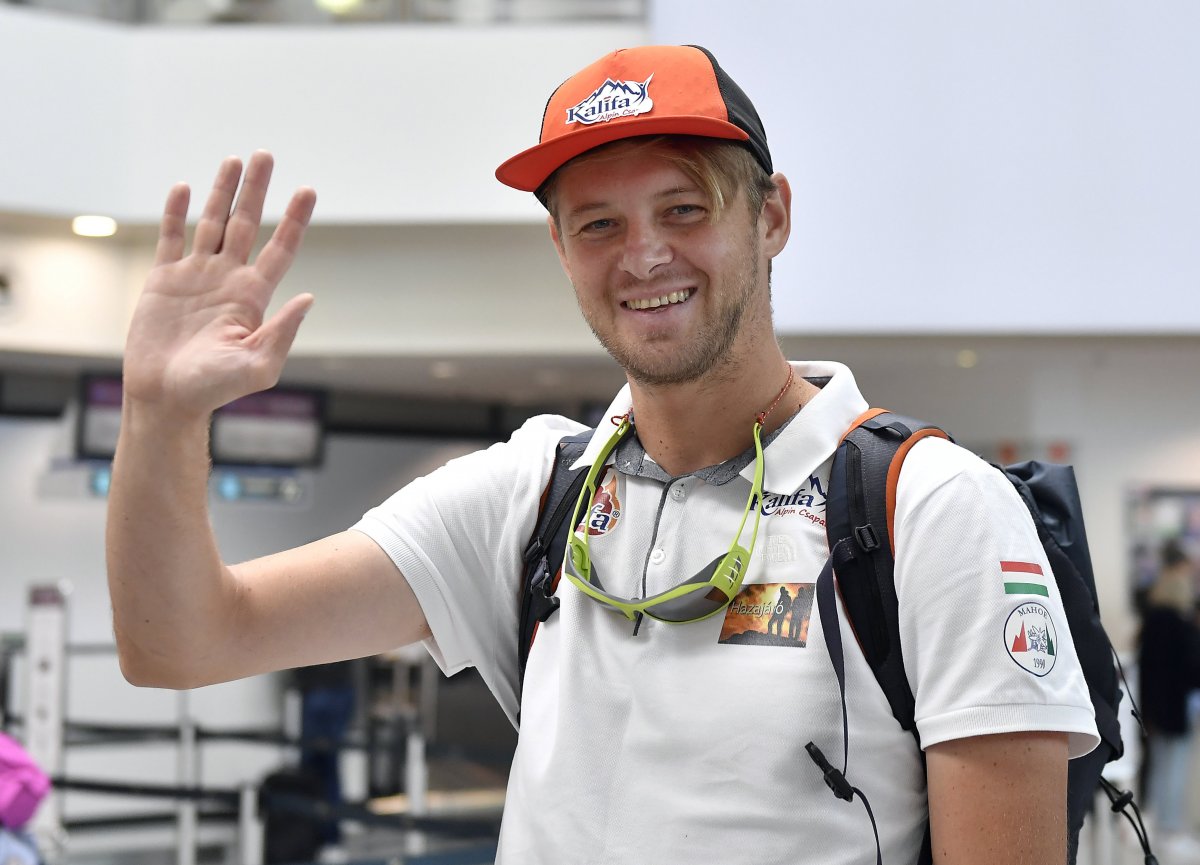 Varga Csaba, a Kalifa Alpin Csapat erdélyi magyar hegymászója integet a Liszt Ferenc-repülőtéren •  Fotó: MTI/Illyés Tibor