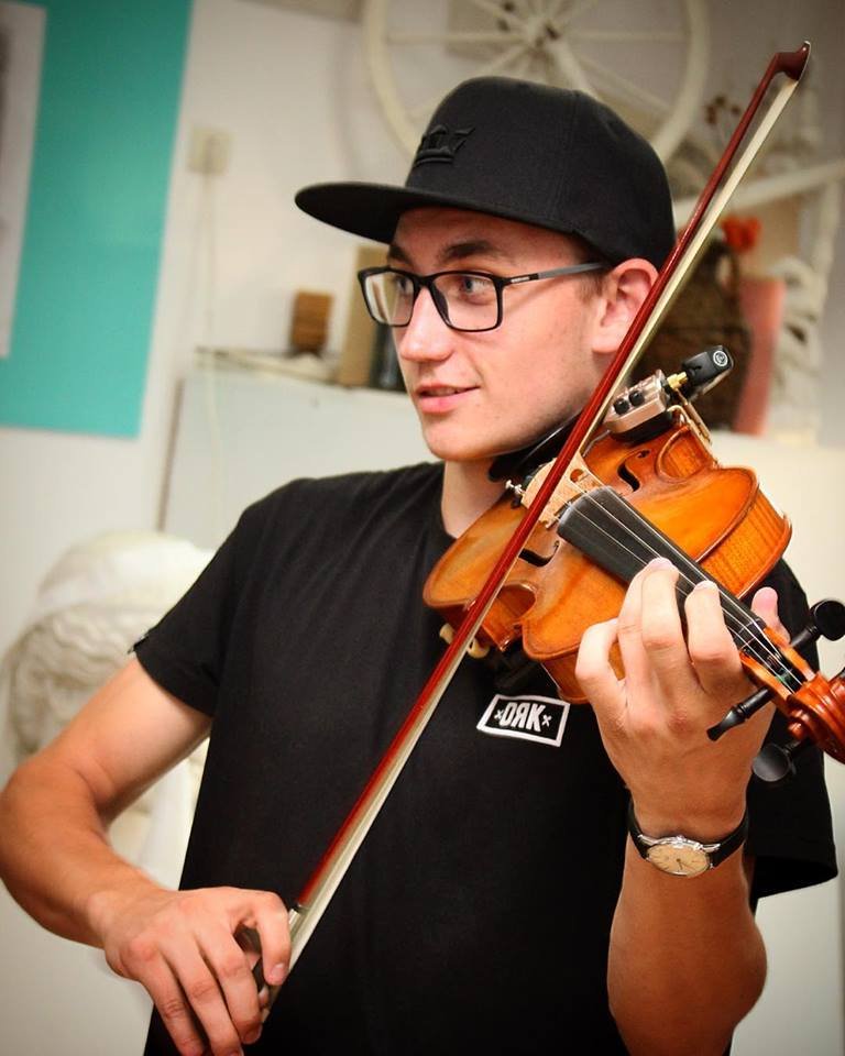 Tizennégy éve tanul zenélni a csíkszeredai Vízi Norbert •  Fotó: Facebook