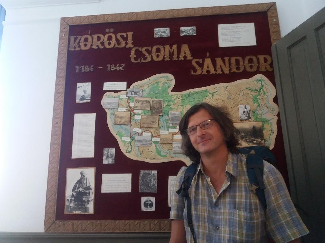 Indulás előtt a nagyenyedi Bethlen-kollégiumban, a Kőrösi útját ábrázoló pannó előtt •  Fotó: Pap Melinda