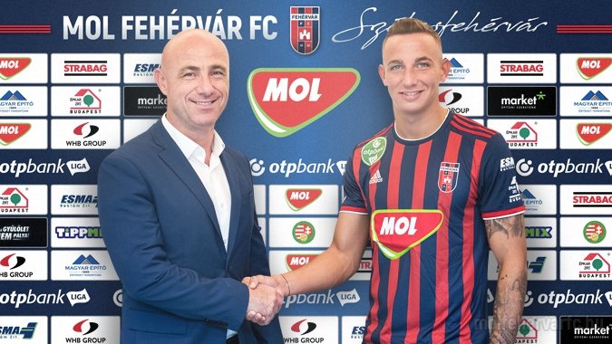 Kovács Zoltán sportigazgató (balra) szerint Zsóri Dániel hosszú távon nagy erőssége lehet a MOL Fehérvárnak •  Fotó: Molfehervarfc.hu