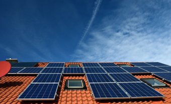 Sem viskókra, sem palotákra nem kéne az állam pénzén napelemet tenni az Intelligens Energia elnöke szerint