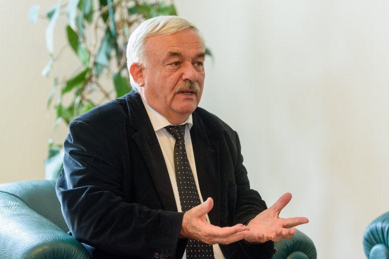 Kató Béla református püspök bízik abban, hogy Magyarországon is jobbra fordul a helyzet •  Fotó: Kiss Gábor