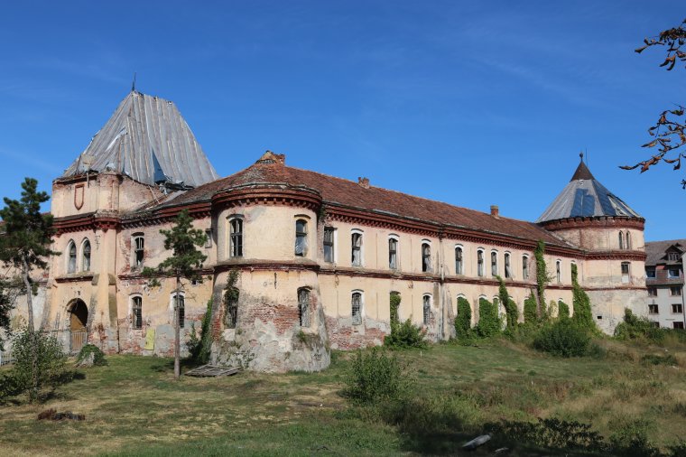 Értékes kőfaragványokra bukkantak a borosjenői vár falkutatásakor