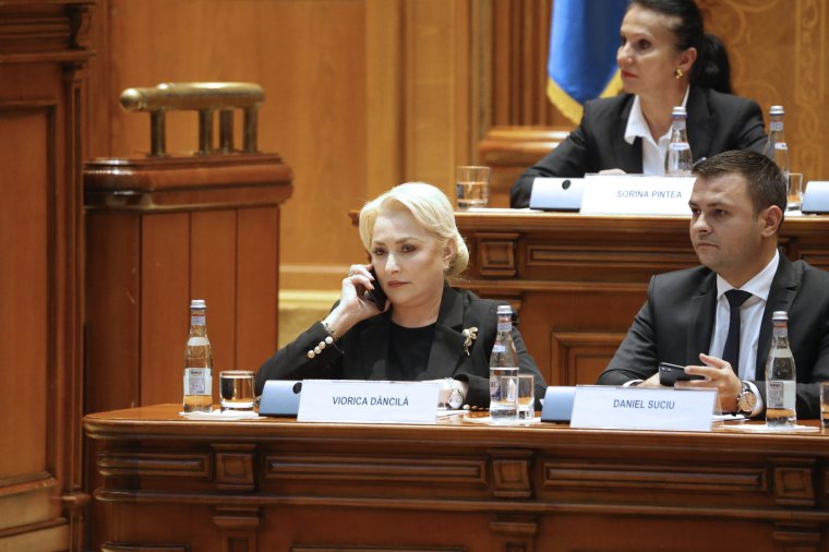Szakszervezeti nyomásra mégis elfogadja a minimálbér-emelésről szóló határozatot a leköszönő kormány