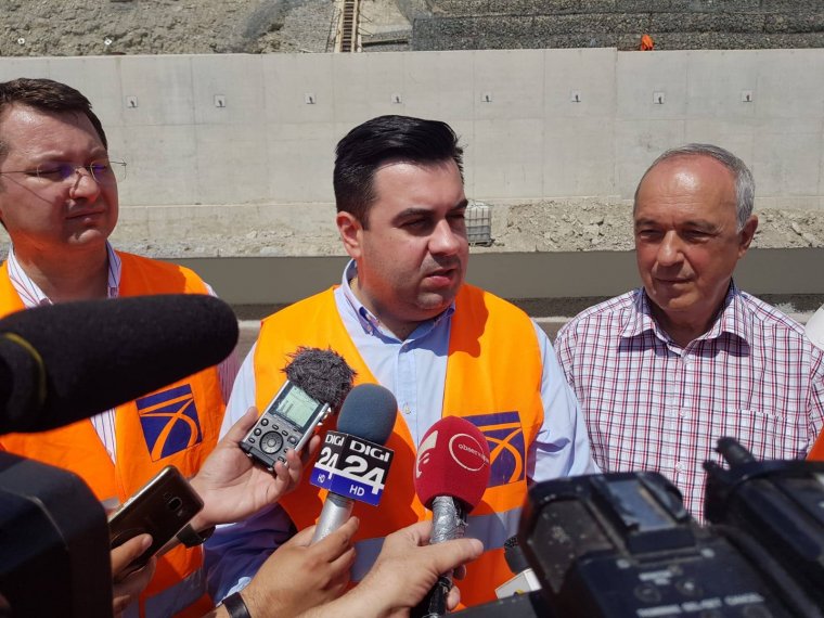 A távozó miniszter azzal dicsekszik, hogy a románok hamarabb megépítenek öt kilométer sztrádát, mint a magyarok huszonhatot