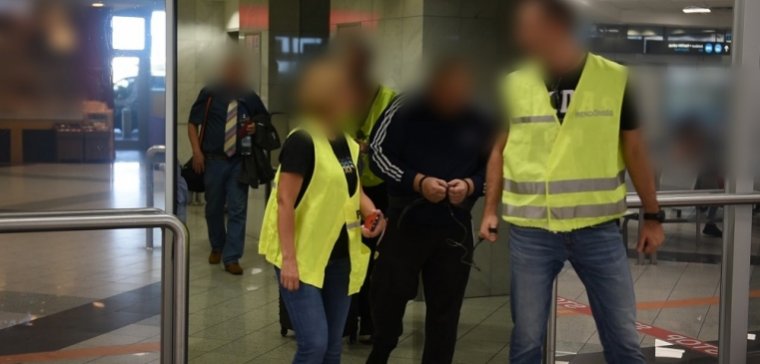 Tizenöt évvel ezelőtti bűncselekmény román gyanúsítottját adták át a magyar rendőrségnek