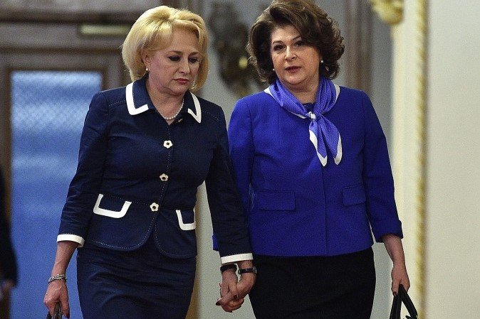 Viorica Dăncilă miniszterelnök továbbra is kiáll leszavazott uniós biztosjelöltje mellett