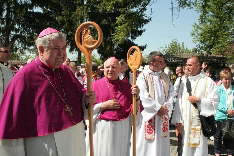 Jakubinyi György érsek (balra) és Tamás József segédpüspök (középen) egyaránt a nyugdíjazását kérte &bullet;  Fotó: Csúcs Mária/romkat.ro