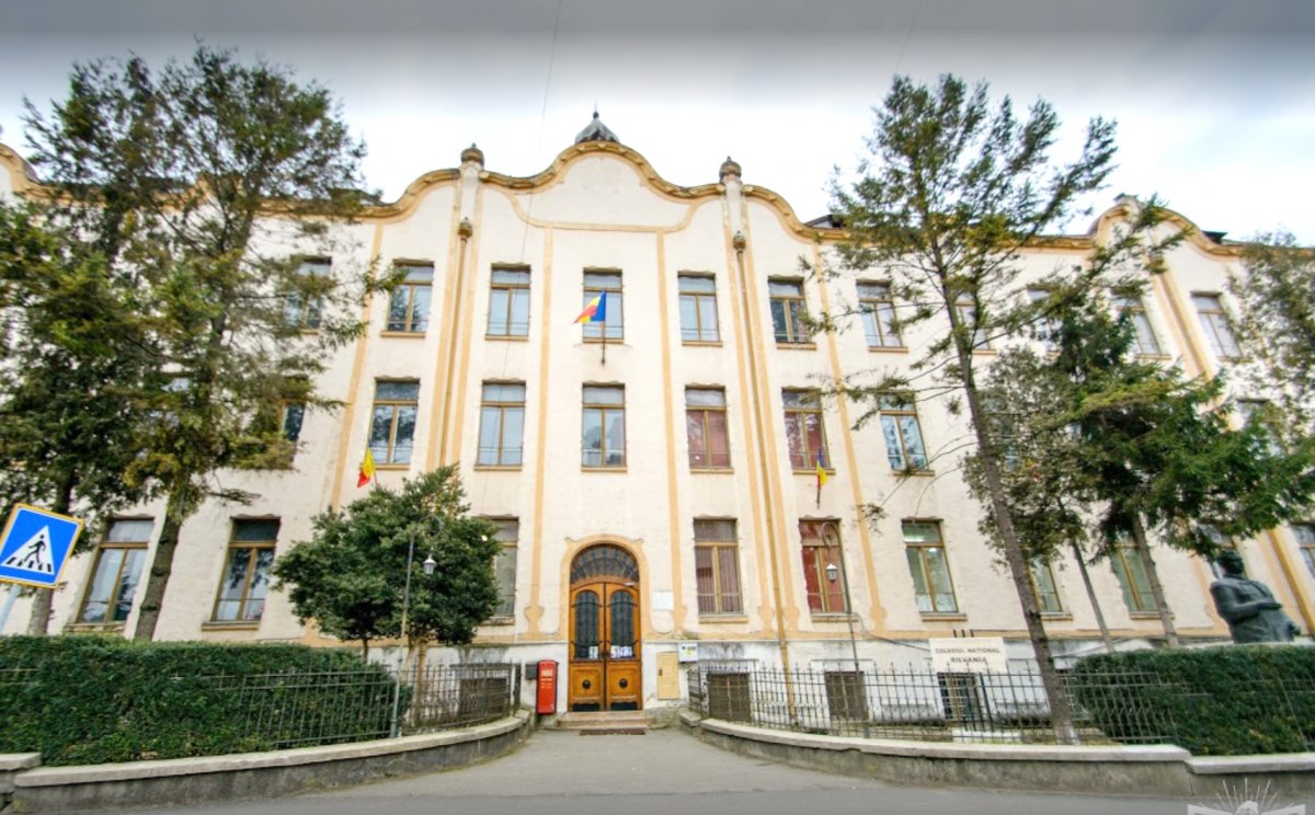 A Wesselényi-kollégium épülete, előtte az Ady-szoborral •  Fotó: picasa.com/Iulian Oancia