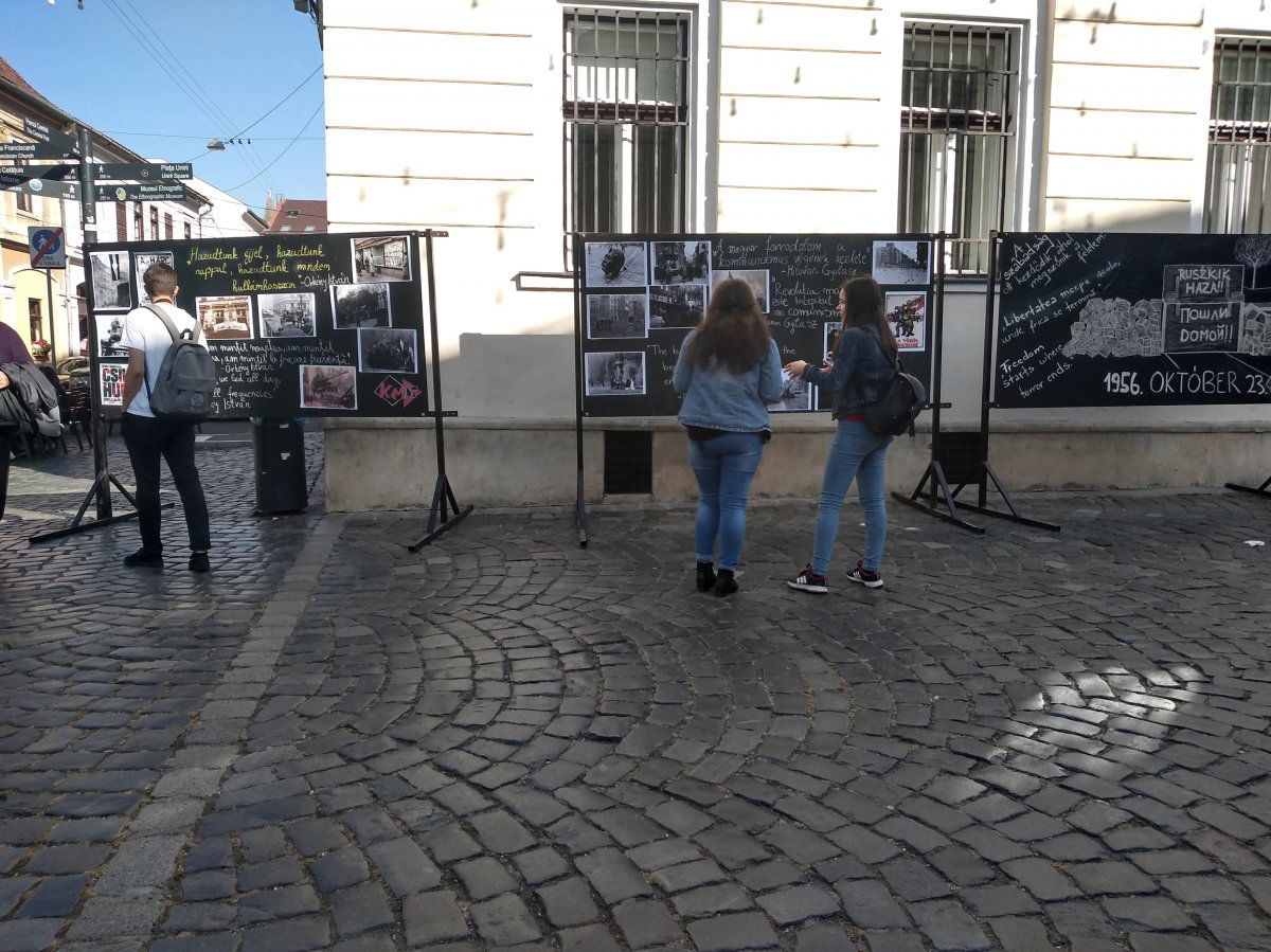 Szabadtéri kiállítás Mátyás király szülőháza előtt &bullet;  Fotó: Jakab Mónika
