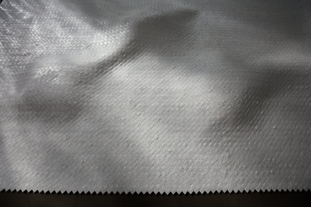 A föld takarója I., hajtogatott papír, 280x400 cm, 2016 