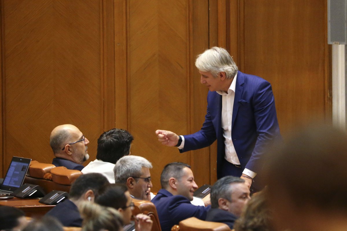 Eugen Teodorovici pénzügyminiszter (jobbról) magyaráz Kelemen Hunor RMDSZ-elnöknek a vita alatt •  Fotó: MTI/Baranyi Ildikó