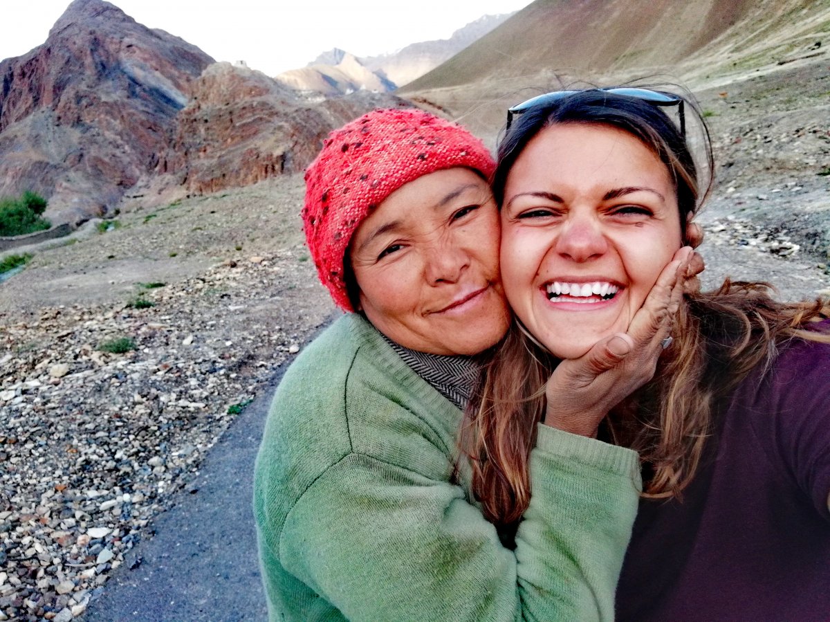 Ambrus Boglárka (jobbra): a zanglaiak mindig vidámak, mosolyognak, kedvesek az idegenekkel is •  Fotó: Ambrus Boglárka