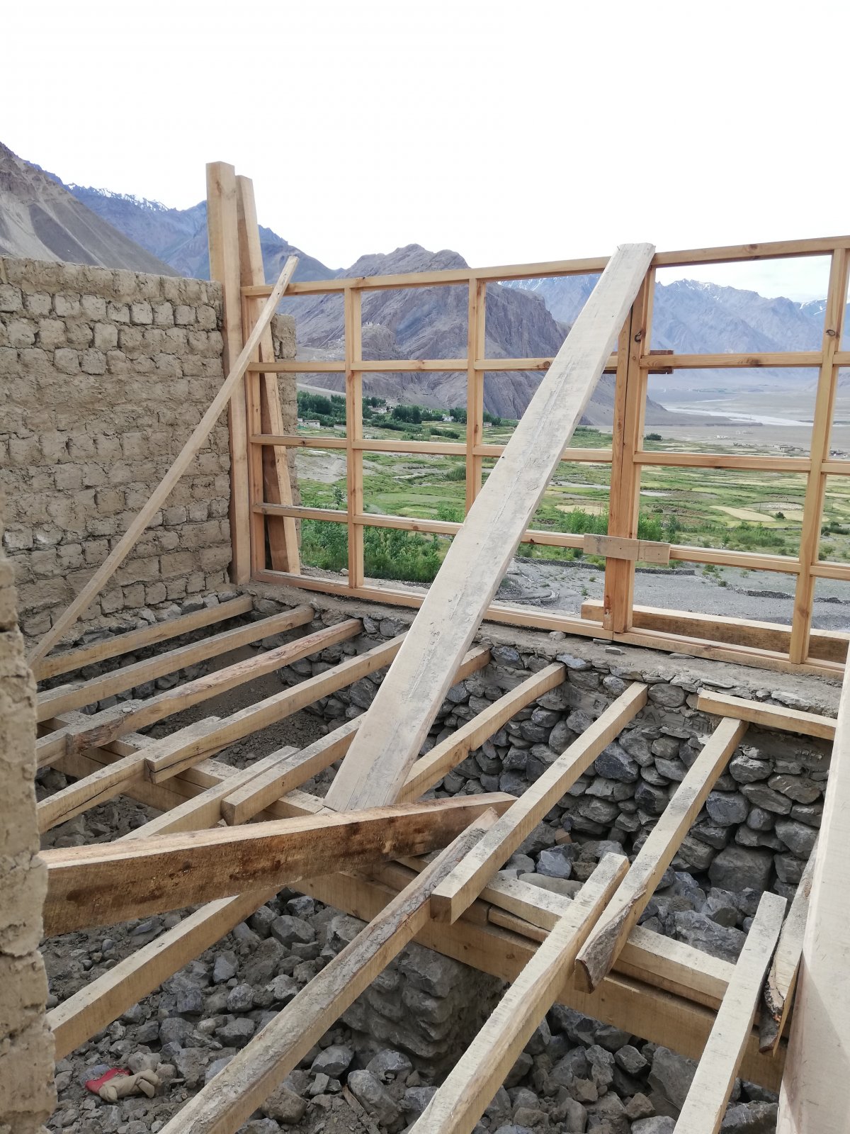 Az önkéntescsapat női szerzetesek számára épített tanuló- és imaszobát •  Fotó: Ambrus Boglárka