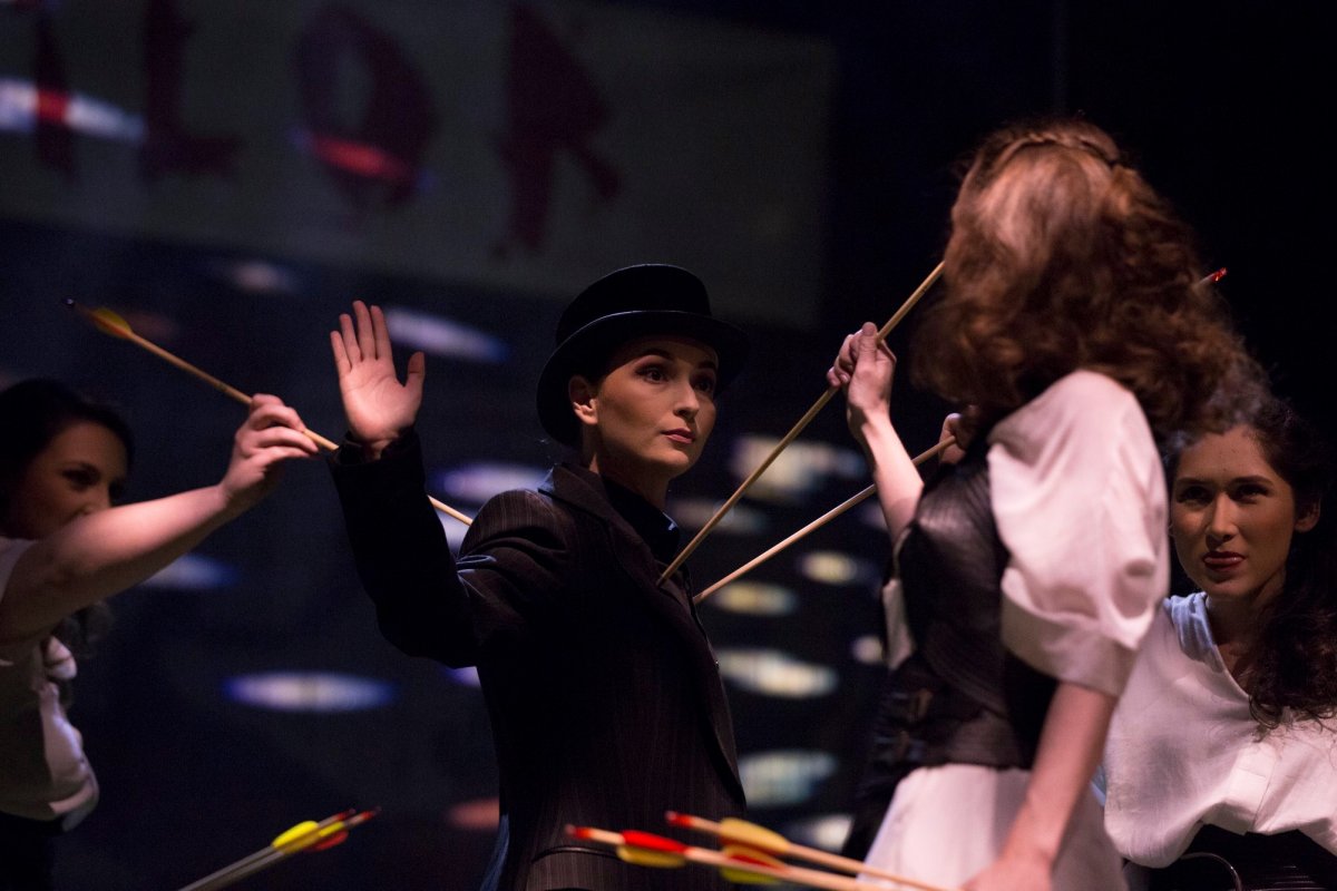 A bukaresti Bulandra színház Shakespeare Lóvá tett lovagok című darabját mutatja be Andrei Șerban rendezésében •  Fotó: Teatrul Bulandra