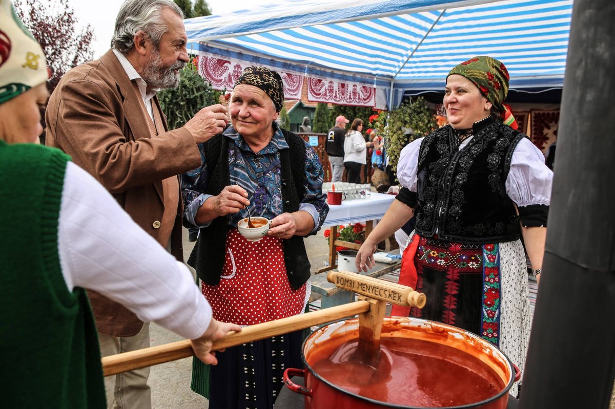 Csipkebogyóból készült lekvárok versenyeznek ismét Kalotaszentkirályon •  Fotó: Facebook.com/Lonay Arthur Photographer