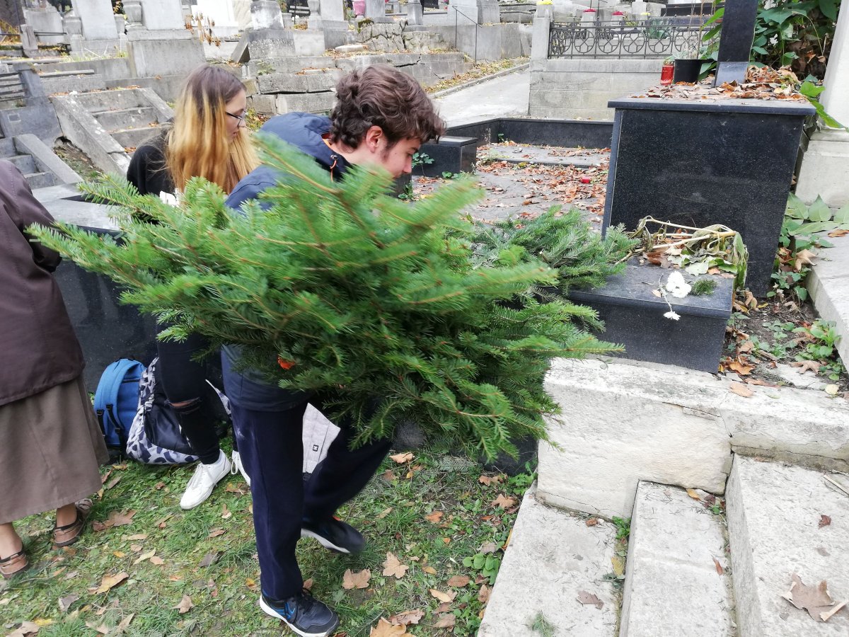 Minden jeles személyiség sírhelyét letakarítják, kerül rá fenyőgally, virág &bullet;  Fotó: Pap Melinda
