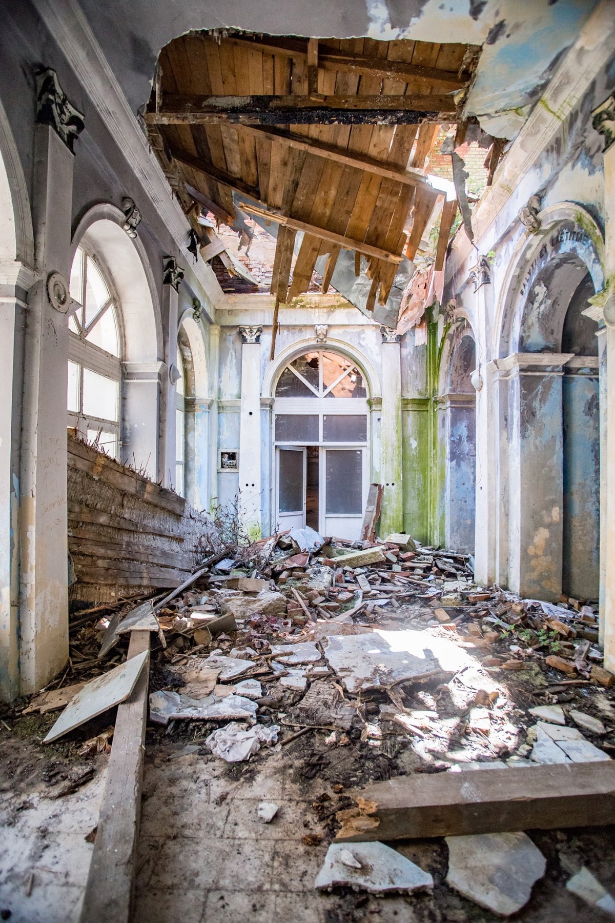 Végveszélyben. A Szapáry-fürdő tetőzetének egy része beomlott •  Fotó: Facebook / Herculane Project