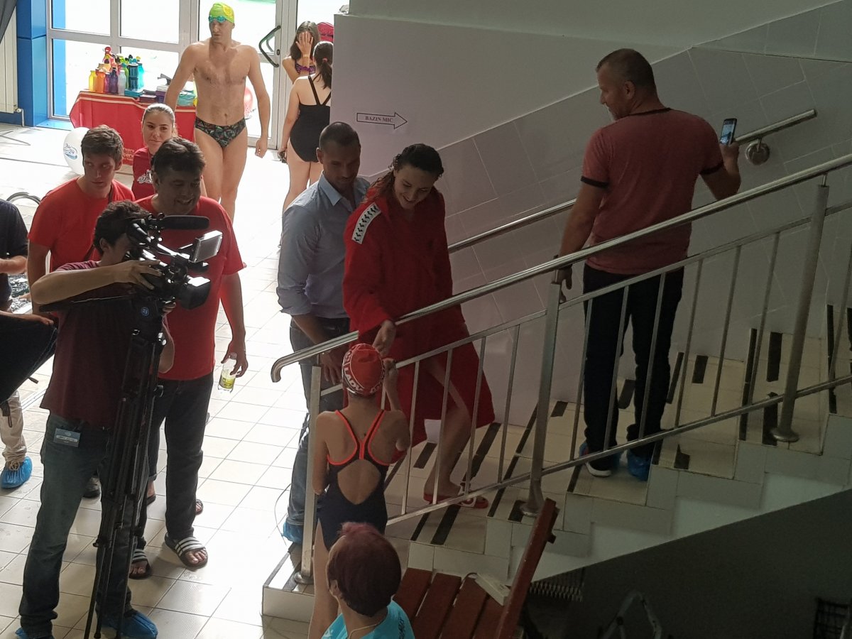 Hosszú Katinka egy kislány Iron Lady feliratú sapkájára is autogramot adott •  Fotó: Páva Adorján