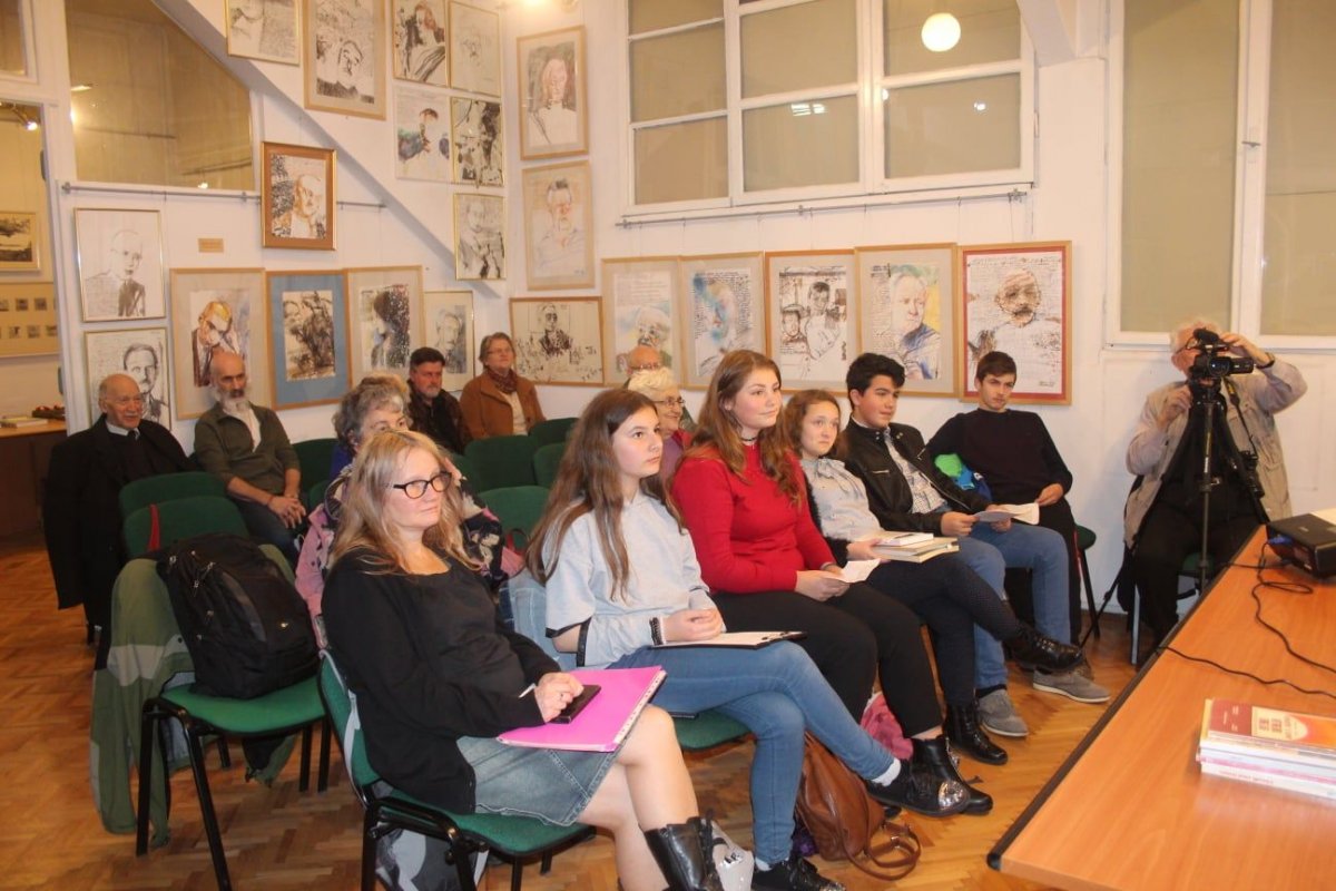 A hallgatóság, előtérben a jó példaként bemutatott aranyosegerbegyi iskolások &bullet;  Fotó: Horváth László