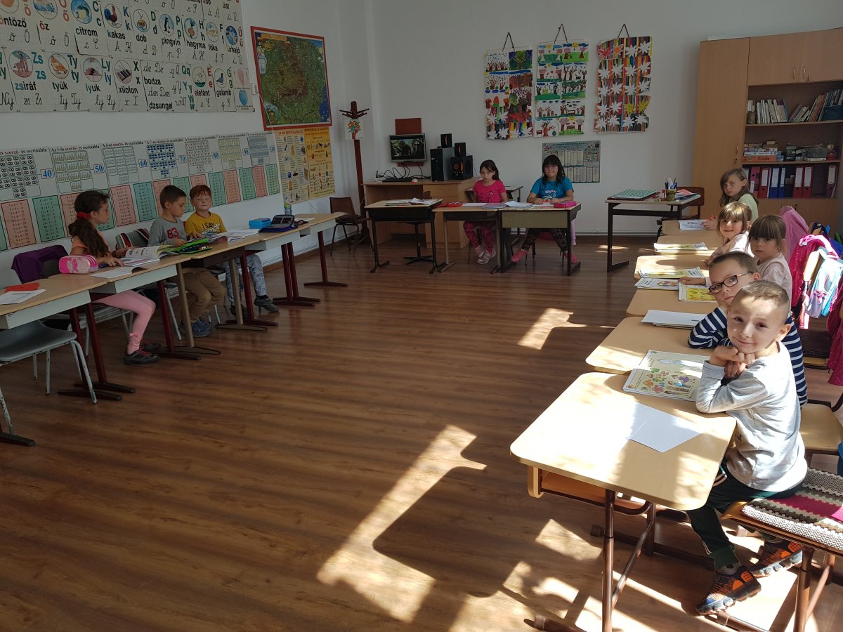 Kövendi kisiskolások mosolya. Pár éves hullámvölgy után több a gyermek az aranyosszéki faluban &bullet;  Fotó: Makkay József