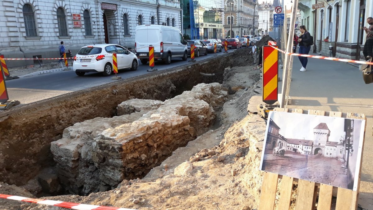 A Híd utcai kaputorony   most feltárt alapjai és egykori képe •  Fotó: Facebook / Imre András