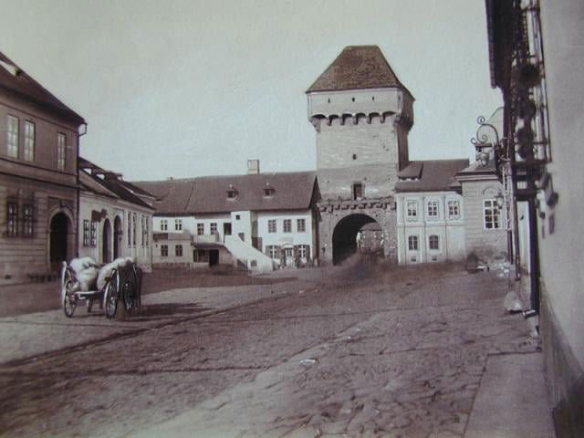 A kaputorony Veress Ferenc 1870-es években készült felvételén •  Fotó: Facebook / Imre András