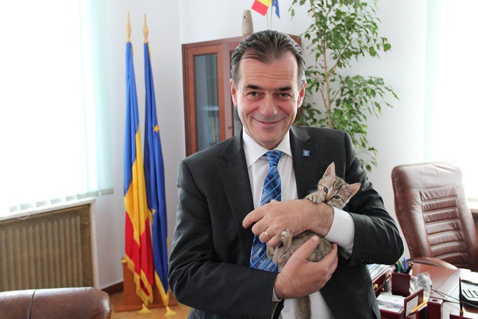 Nincs cicázás. Ludovic Orban személyes élettörténete azt támasztja alá, hogy a kisebbségi kérdés „megoldható”, mégpedig teljes asszimilációval •  Fotó: Facebook/Ludovic Orban