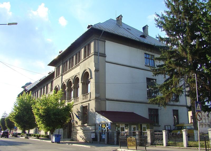 A naszódi általános iskola épülete &bullet;  Fotó: Țetcu Mircea Rareș/Wikipédia