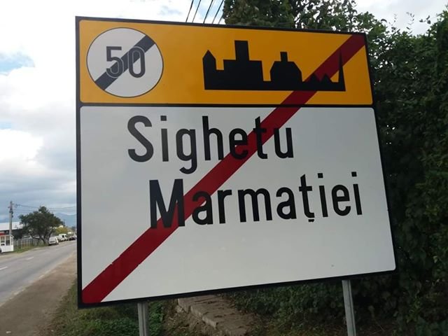 Mind a hat tábláról eltűnt Máramarossziget magyar neve. &bullet;  Fotó: Facebook/Tinca Richard