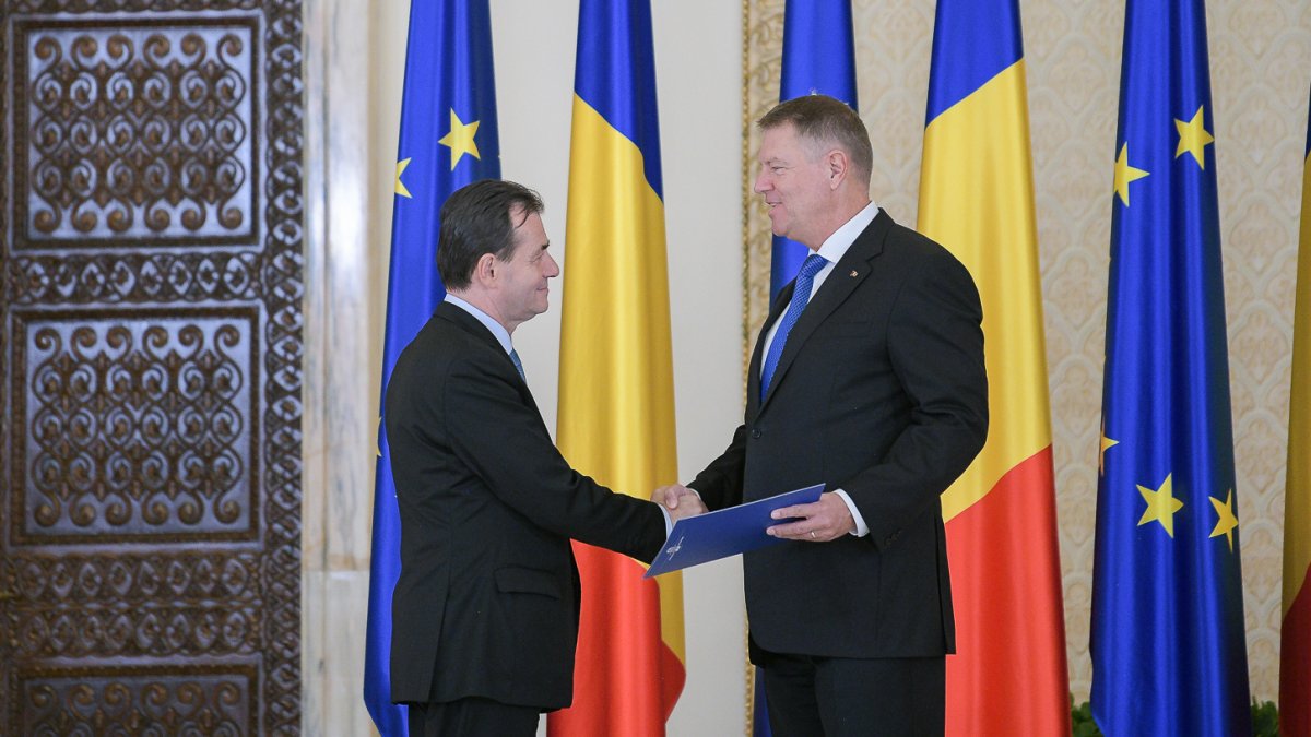 Ludovic Orban átveszi megbízólevelét az államfőtől, akinek partnerséget kínál •  Fotó: Presidency.ro