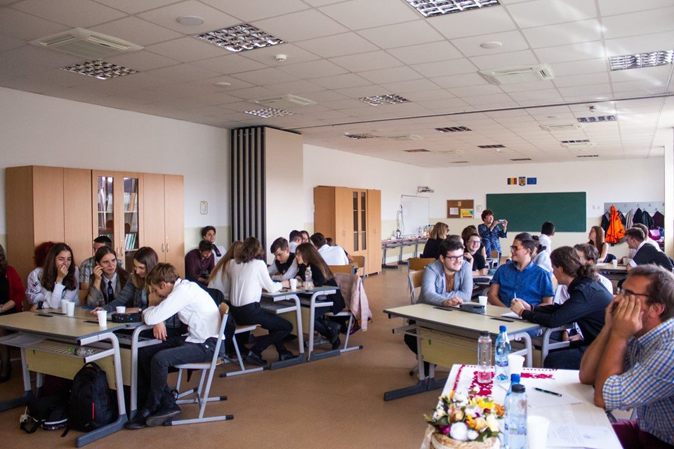 A szamosújvári Kemény Zsigmond Elméleti Líceum adott otthont az 1956-os forradalomról szóló diákvetélkedőnek • Fotó: Facebook/Kemény Zsigmond Elméleti Líceum