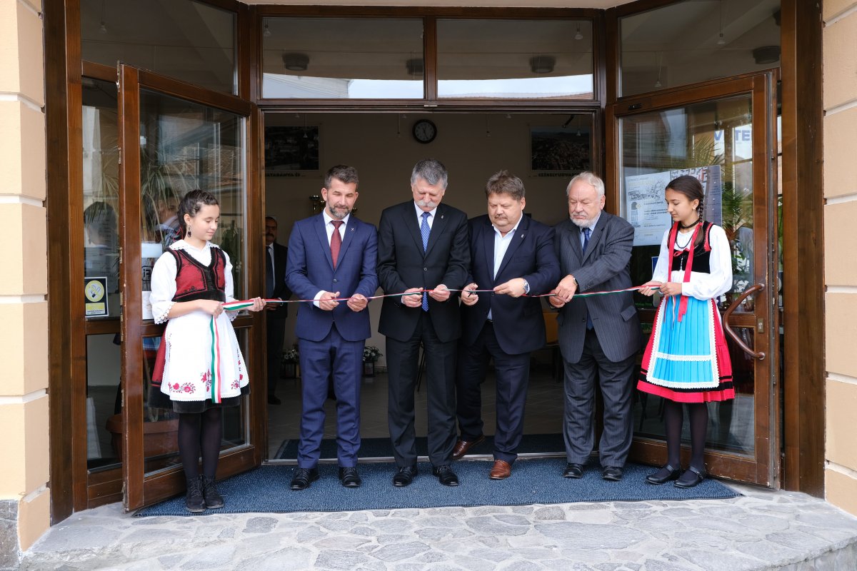 Kövér László (középen, balra) átadja az egyetem felújított épületét &bullet;  Fotó: MTI/Veres Nándor