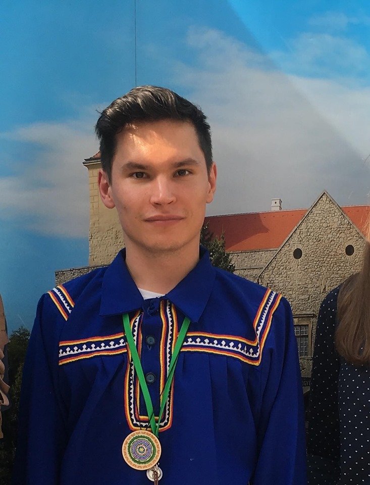 Szigiletov Vitalij népviseletének kék színe azt jelképezi, hogy családja folyó mellett él •  Fotó: Facebook