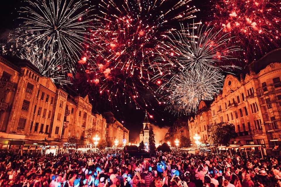 Temesvári aggodalom. Szakértők szerint ártalmas a műemlék épületekre, a felújított burkolatra a rendszeres népünnepély és a tűzijáték • Fotó: Facebook/Evenimente Primăria Timișoara