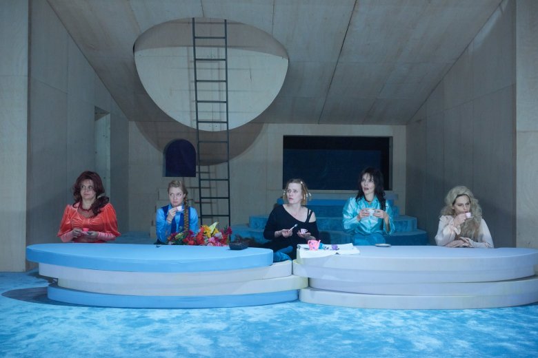 Alice teadélutánja – Alice (középen, Kézdi Imola) és hölgyvendégei (balról jobbra: Kicsid Gizella, Pethő Anikó, Csutak Réka és Vindis Andrea •  Fotó: Biró István/Kolozsvári Állami Magyar Színház