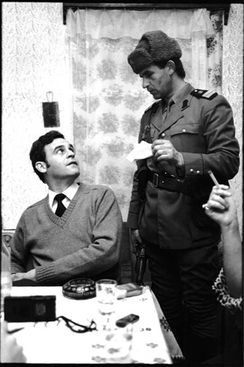 1989 decembere, a felszabadulás első napjai. Tőkés László a rá vigyázó
katonával beszélget a szilágysági Menyőben •  Fotó: Tőkéslászló.eu