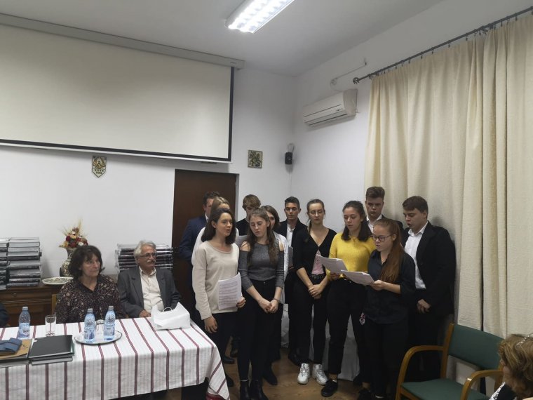 Megjutalmazták a Házsongárdot gondozó középiskolásokat Magyarország főkonzulátusán