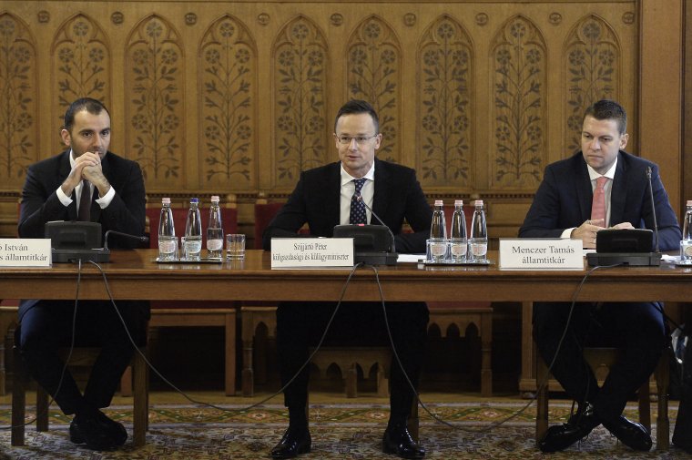 Szijjártó: a történelmi tények tiszteletben tartása nem lehet revizionizmus