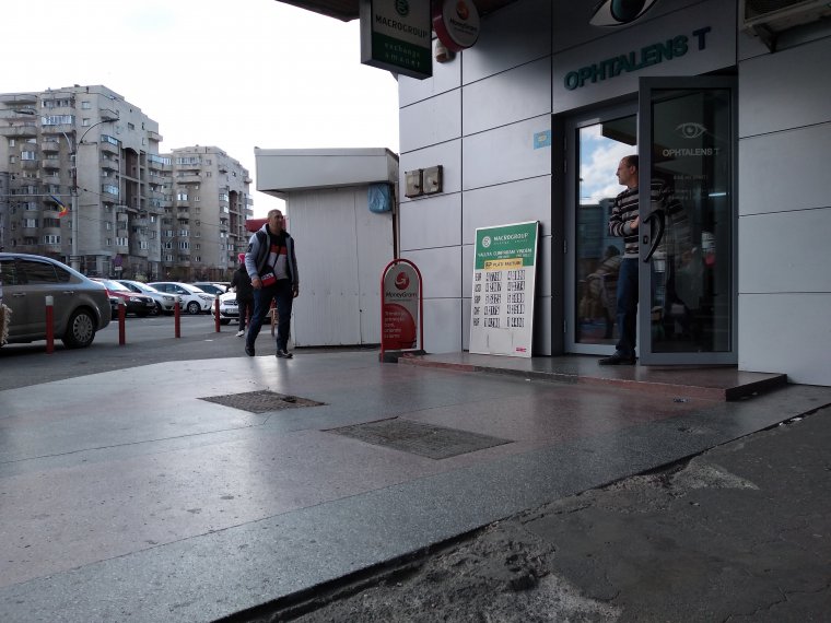 Csúcs közelében az euró, de lejtmenetben a svájci frank és a dollár árfolyama