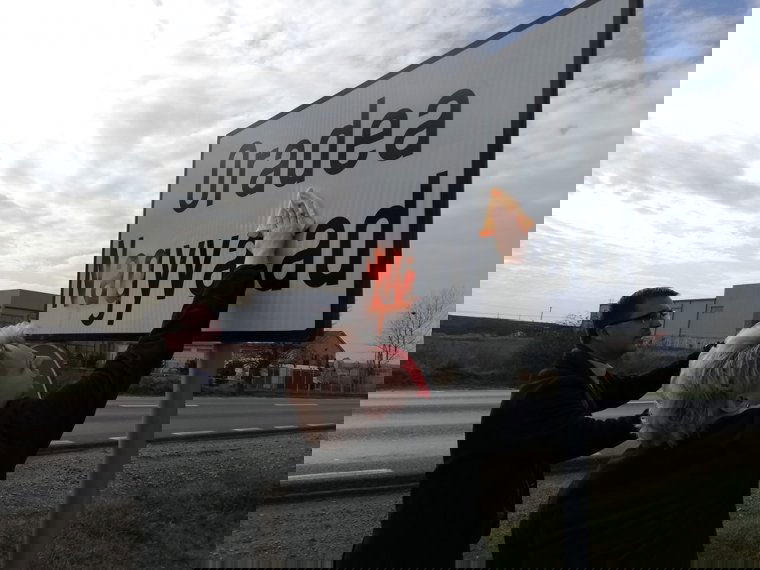 Ismét lemázolt helységnévtáblát tisztítottak a váradi RMDSZ-vezetők