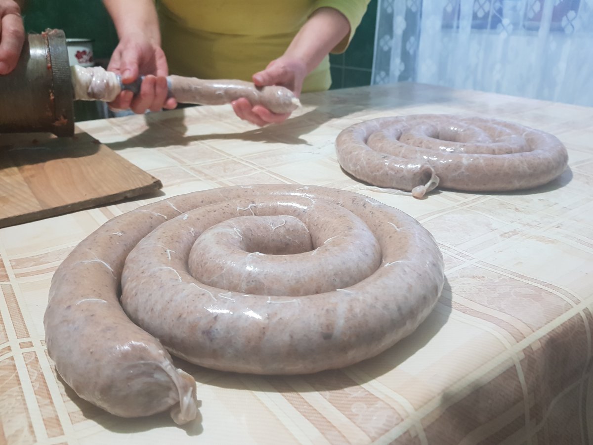 Készül a kenőmájas •  Fotó: Makkay József