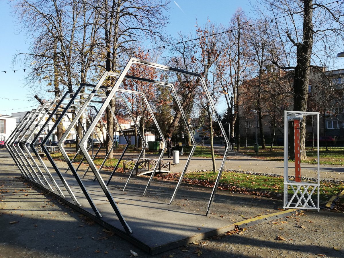 Alagút, fény nélkül - a plakátok eltűntek, csak a neoncső maradt •  Fotó: Pap Melinda