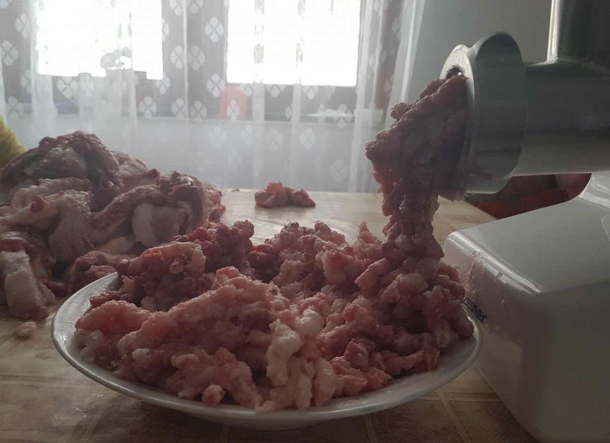 A kolbásztöltésre váró alapanyag •  Fotó: Makkay József
